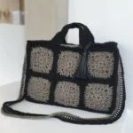 Πλεκτή τσάντα μαύρη με γκρι τετράγωνα