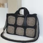 Πλεκτή τσάντα μαύρη με γκρι τετράγωνα